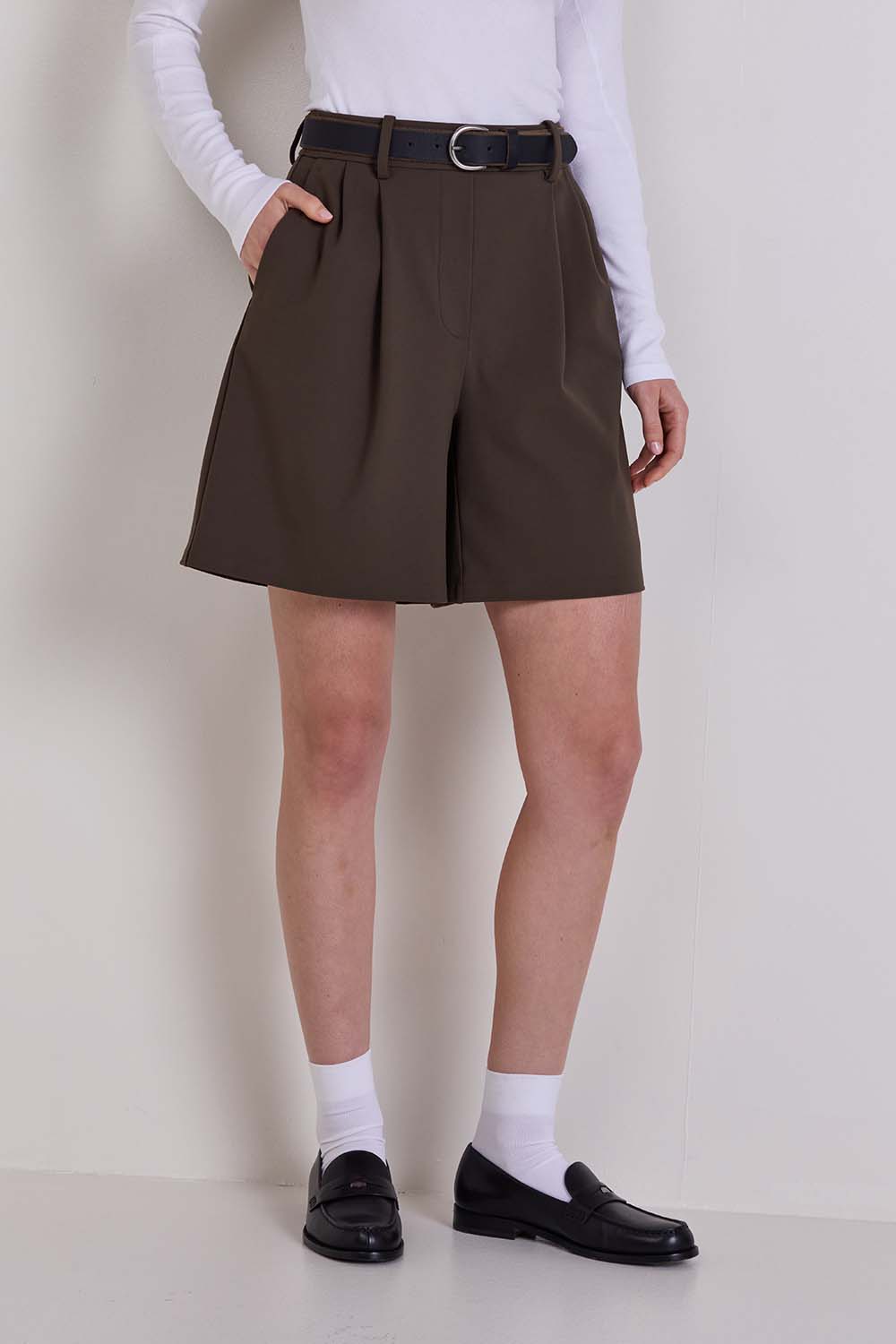 תמונת דוגמן קידמית של DAYDRIFT&trade; PLEATED HIGH-RISE SHORT 7