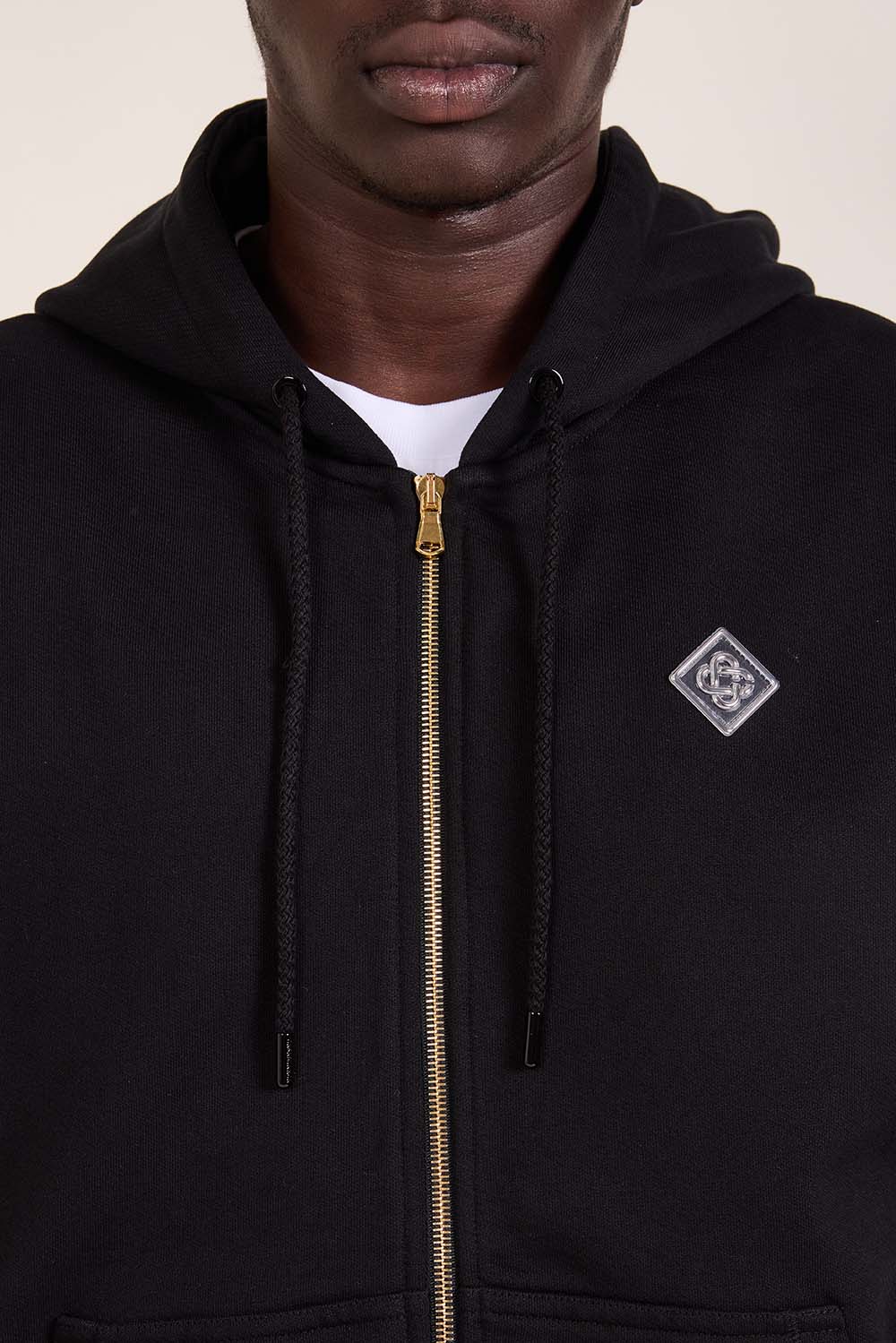 תמונת תקריב דוגמן של סווטשירט קפוצ'ון