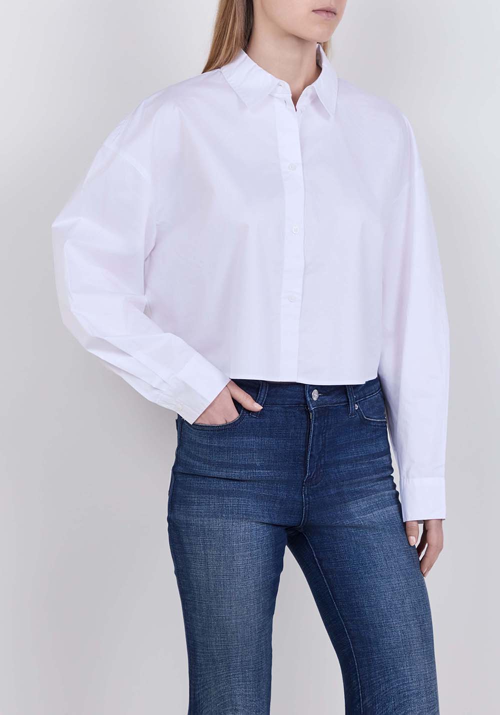 תמונת דוגמן קידמית של חולצת כפתורים קרופ