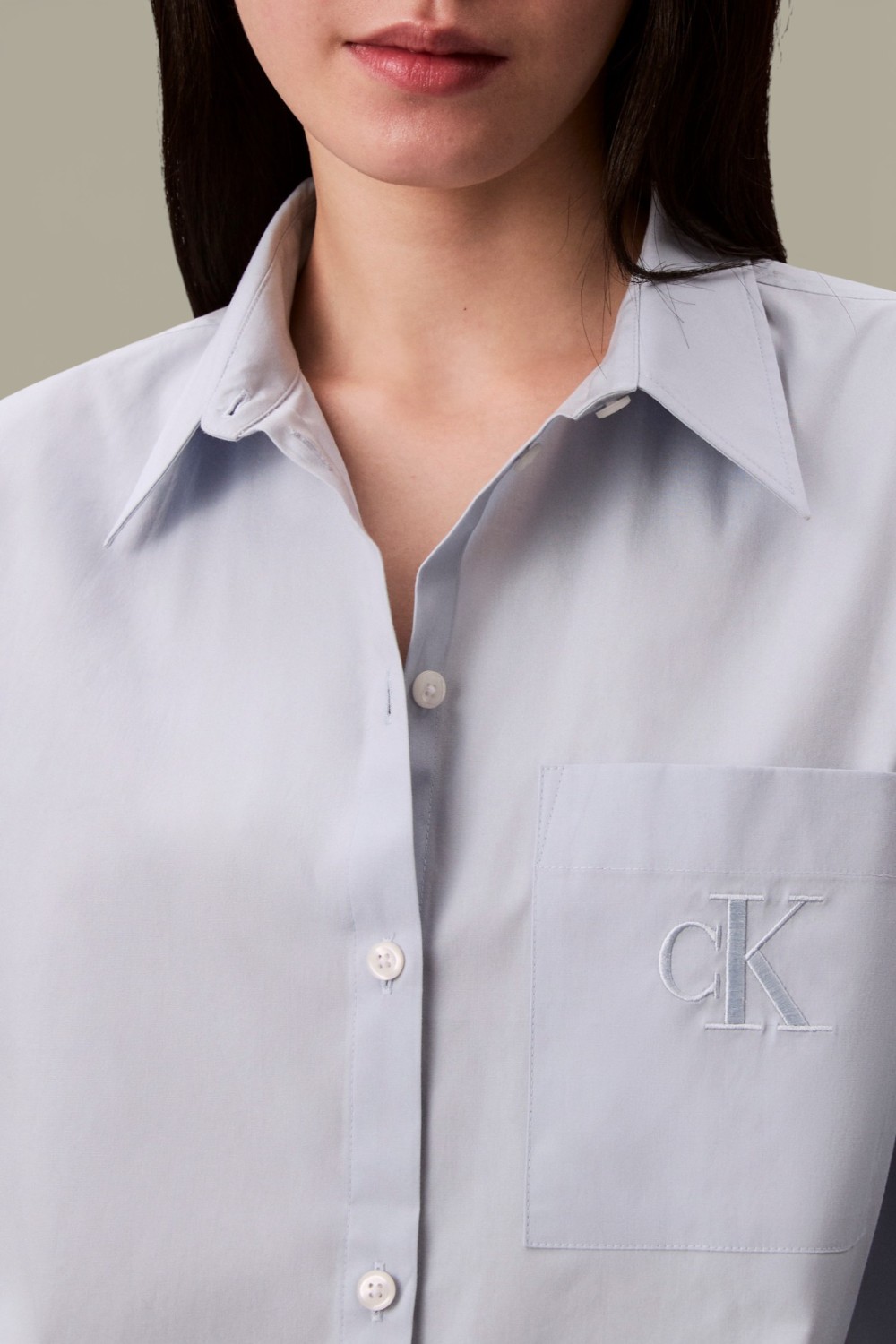 תמונת תקריב דוגמן של חולצה מכופתרת