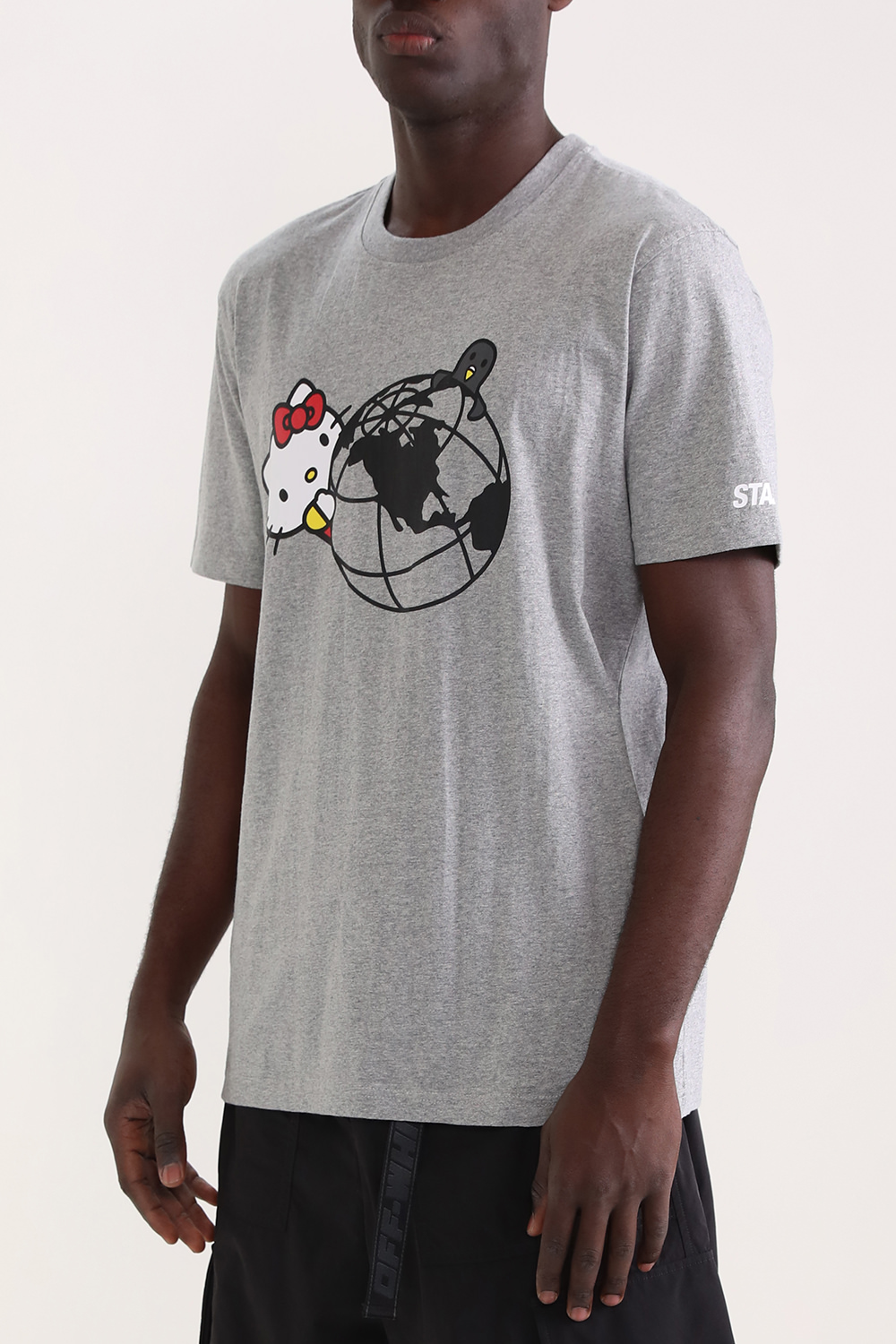תמונת דוגמן קידמית של סטייפל X הלו קיטי חולצת טי עם הדפס כדור הארץ