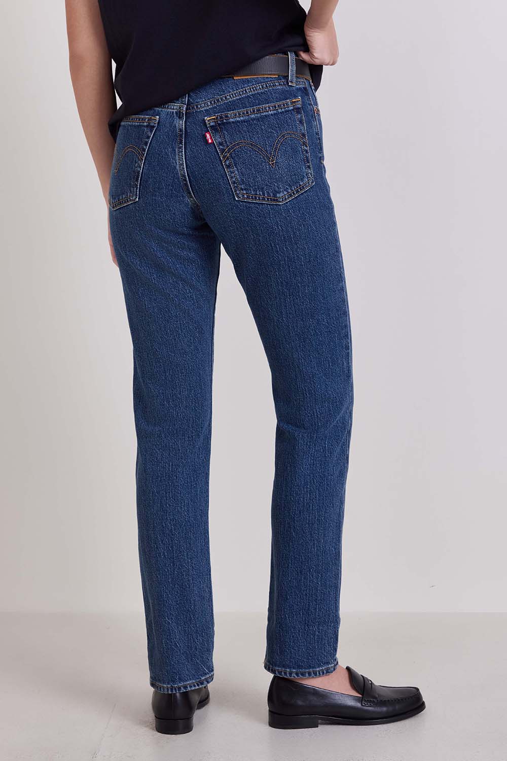 תמונת דוגמן אחורית של מכנסי ג'ינס בגזרת סלים