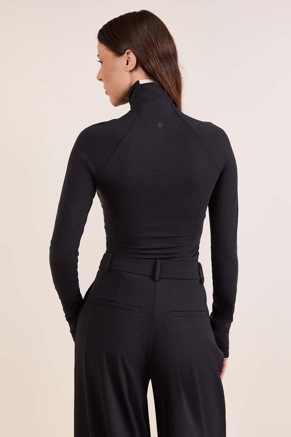 תמונת דוגמן אחורית של Wool-Blend Turtleneck Base Layer