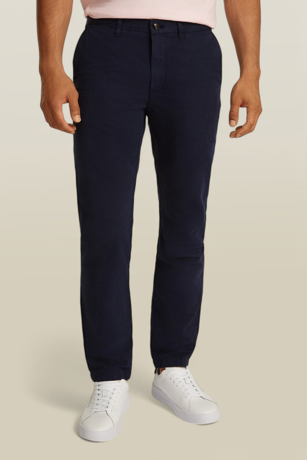 תמונת דוגמן קידמית של מכנסי צי'נו