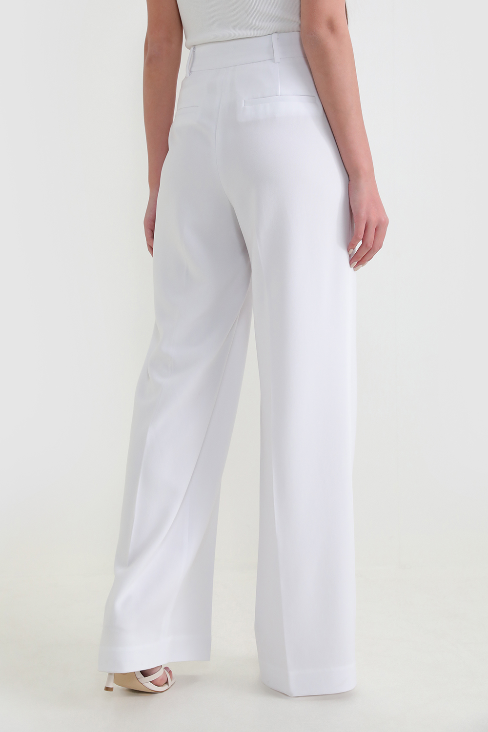 תמונת דוגמן אחורית של מכנסיים מחויטים