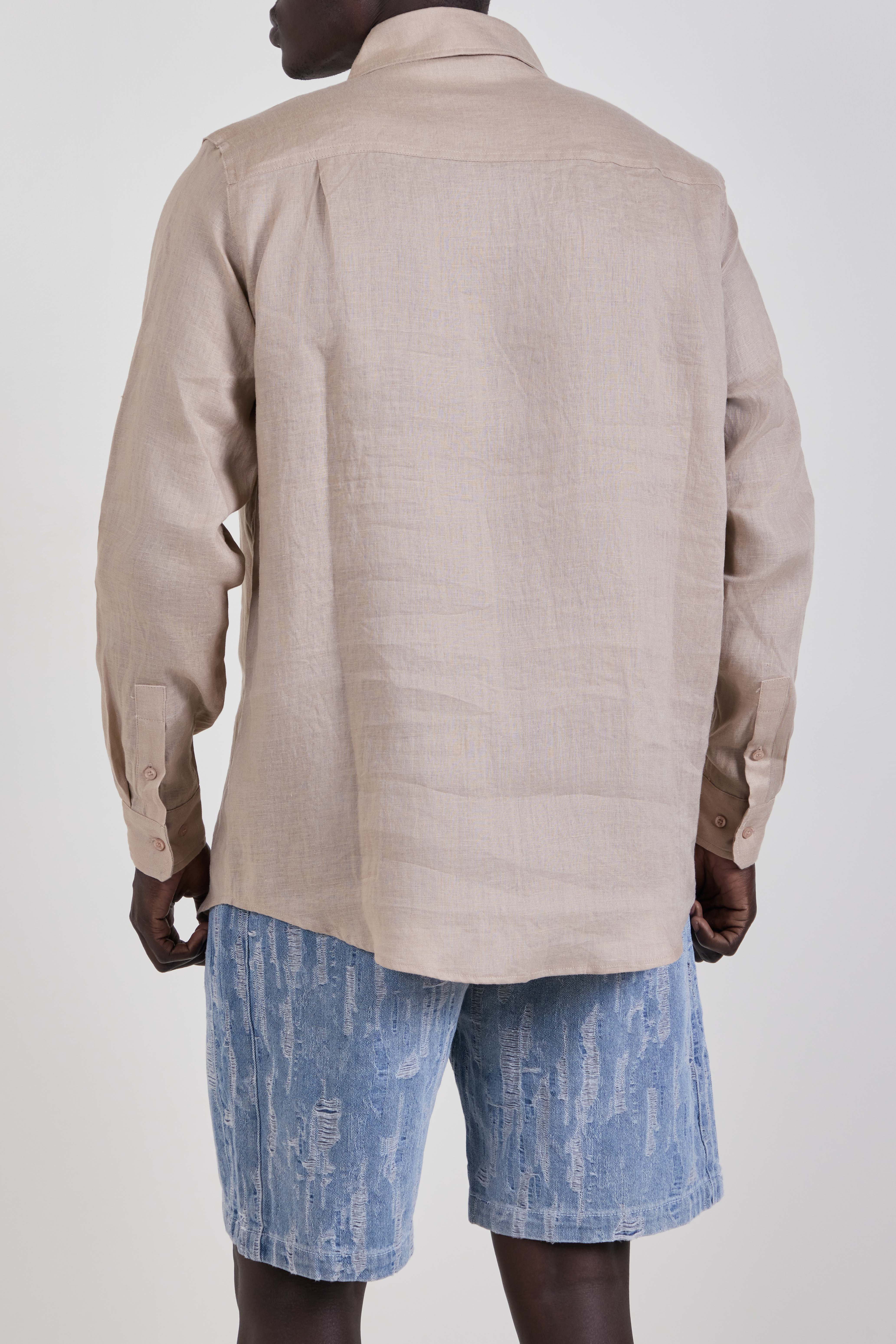 תמונת דוגמן אחורית של חולצה מכופתרת פשתן