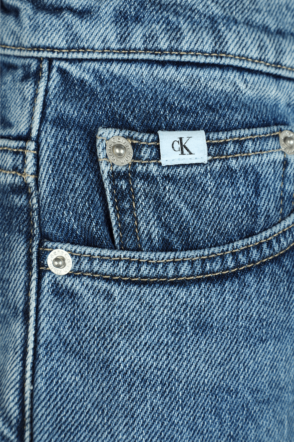 מכנסי ג'ינס קצרים בגוון כחול ואמרות פרומות CALVIN KLEIN