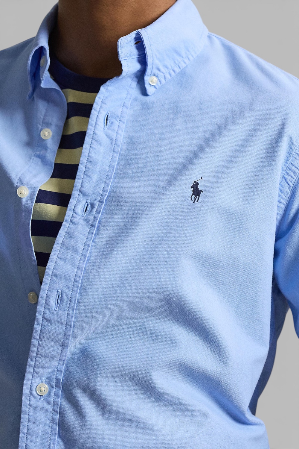 תמונת תקריב דוגמן של חולצה מכופתרת