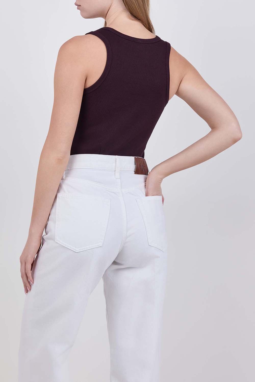 תמונת דוגמן אחורית של גופיית ריב