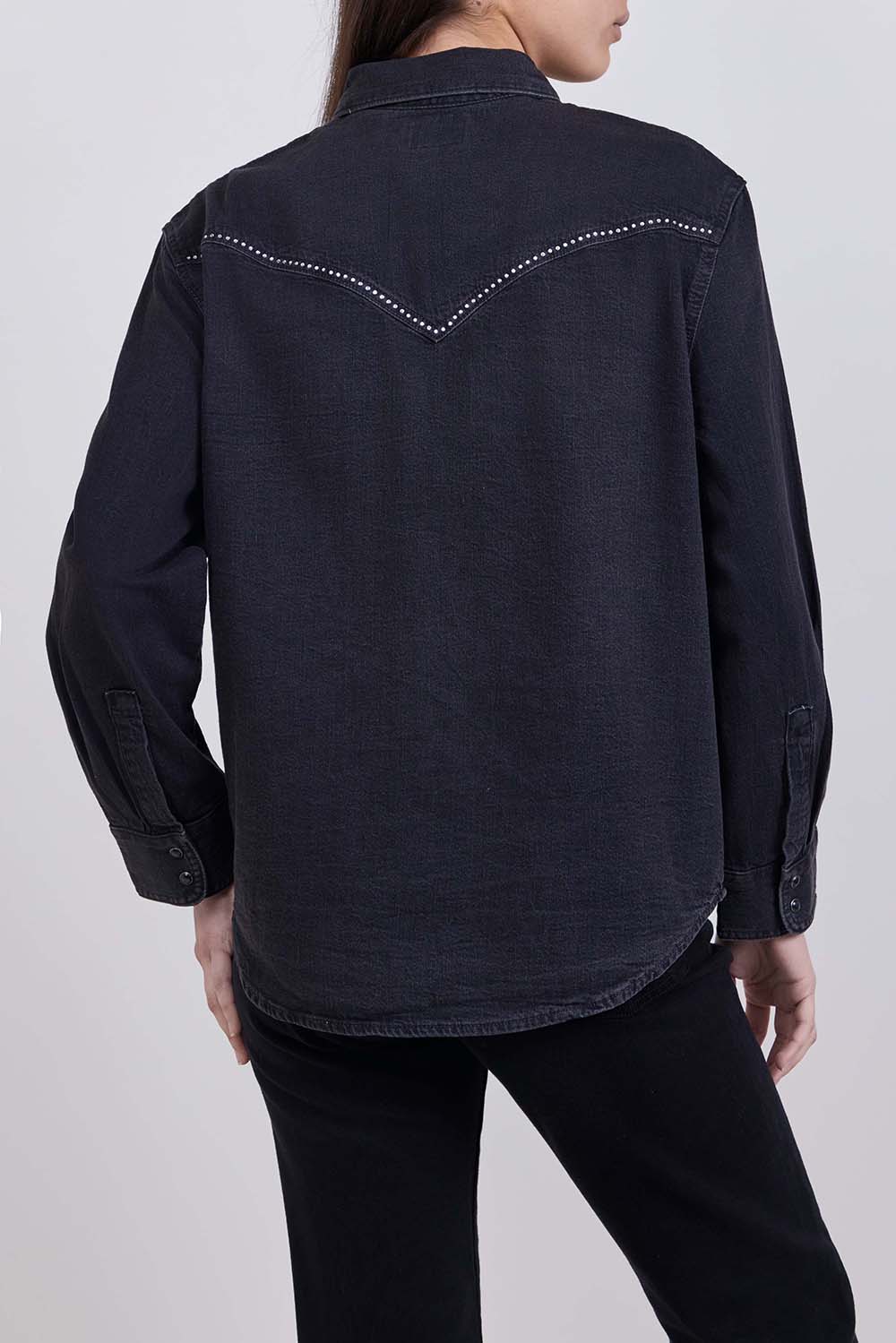 תמונת דוגמן אחורית של חולצה מכופתרת ארוכה