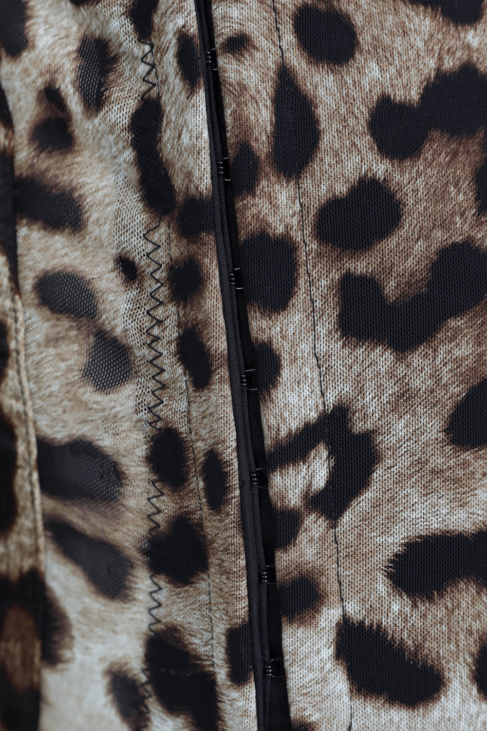 תמונה אחורית של מכנסיים ארוכים מנומרים