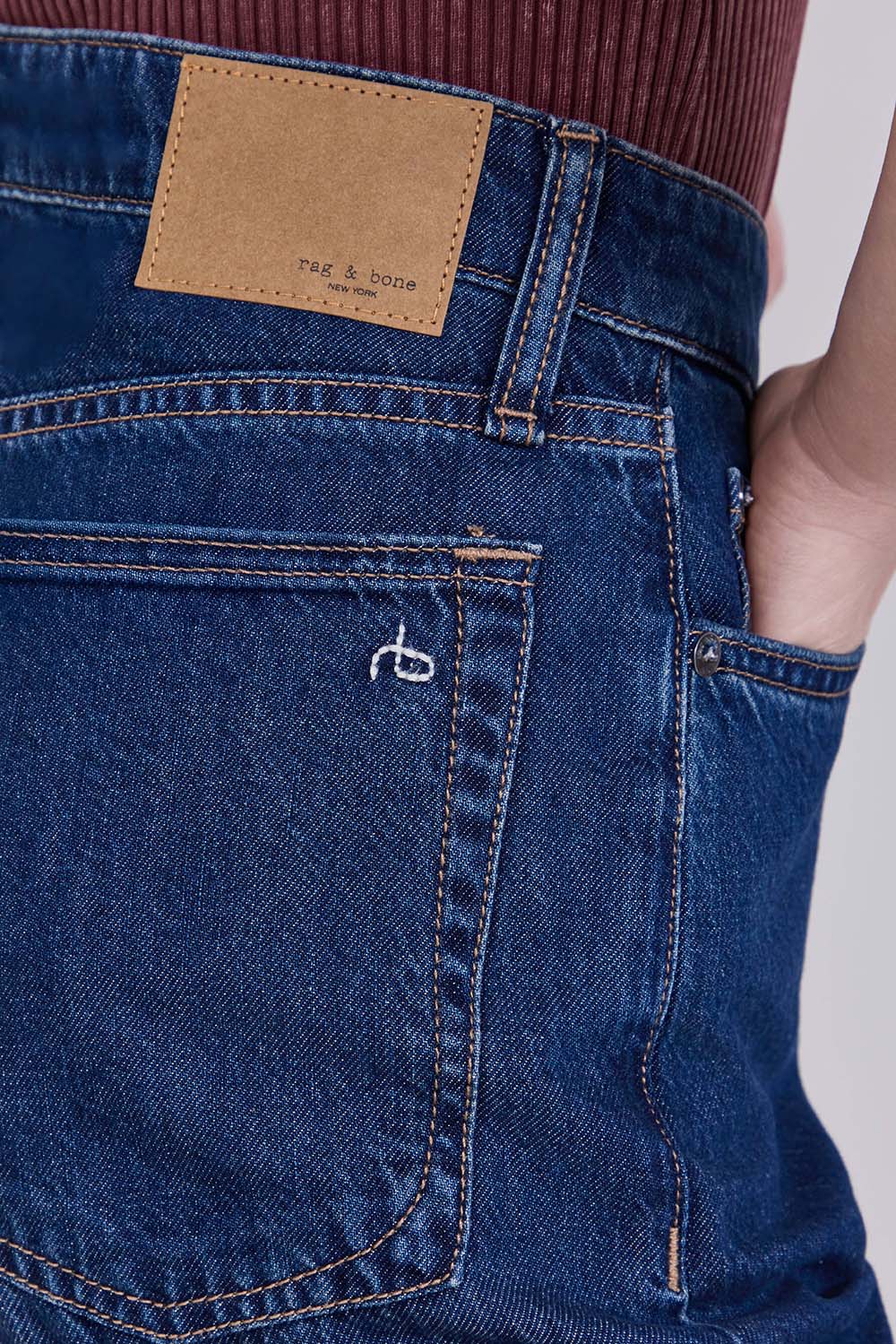 תמונת תקריב דוגמן של מכנסי ג'ינס לוגן בגזרה רחבה