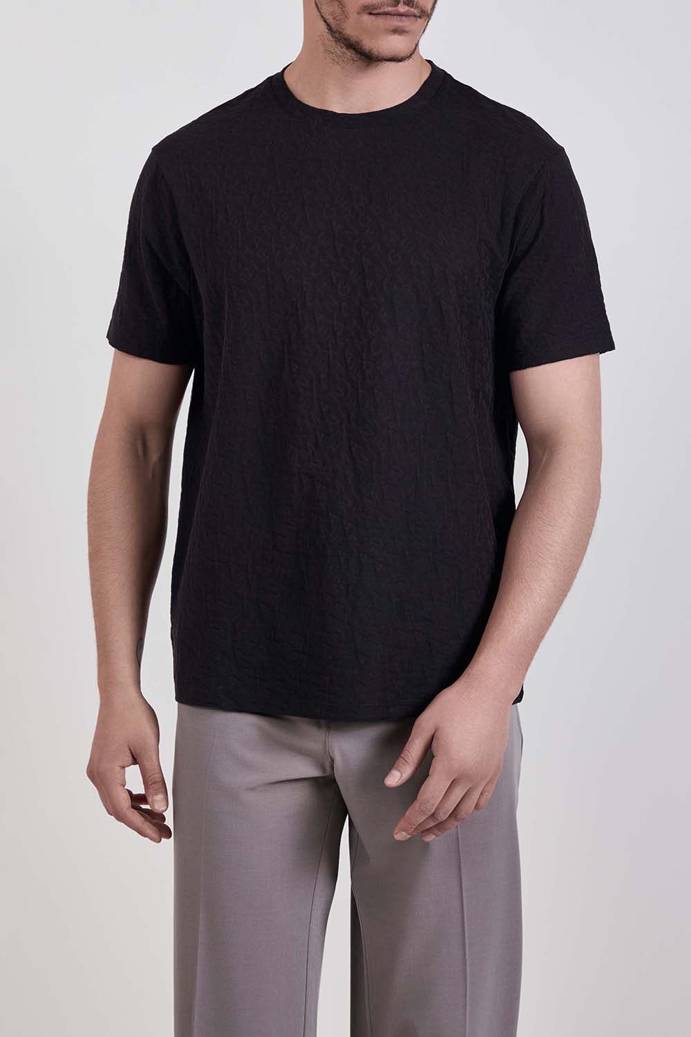 תמונת דוגמן קידמית של חולצת טי בגזרה ישרה