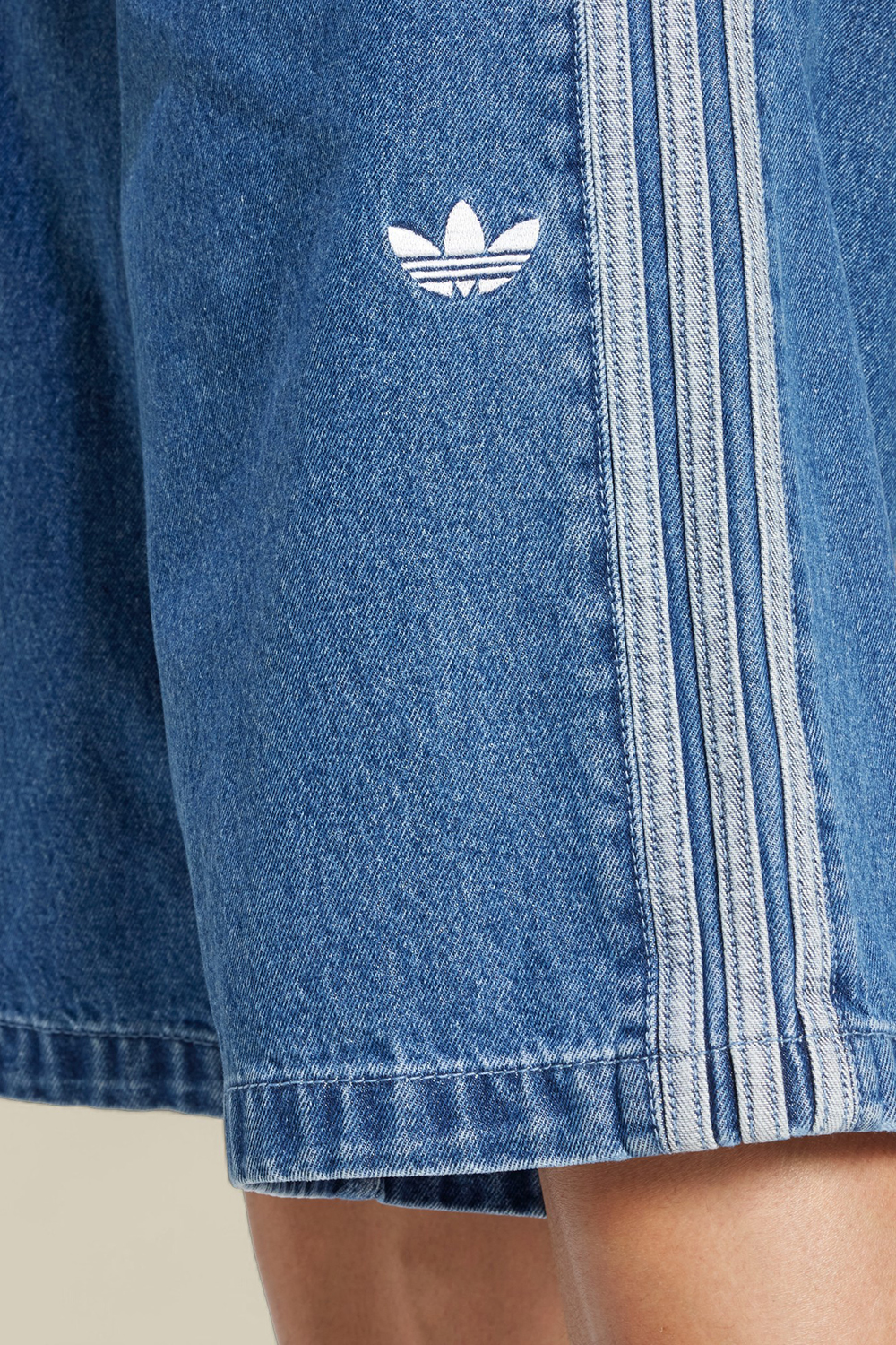 תמונת תקריב דוגמן של מכנסי ג'ינס קצרים