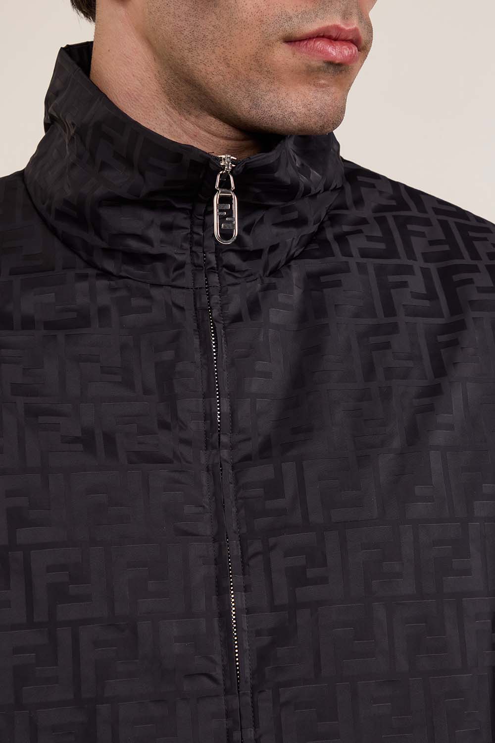 תמונת תקריב דוגמן של ז'קט ניילון