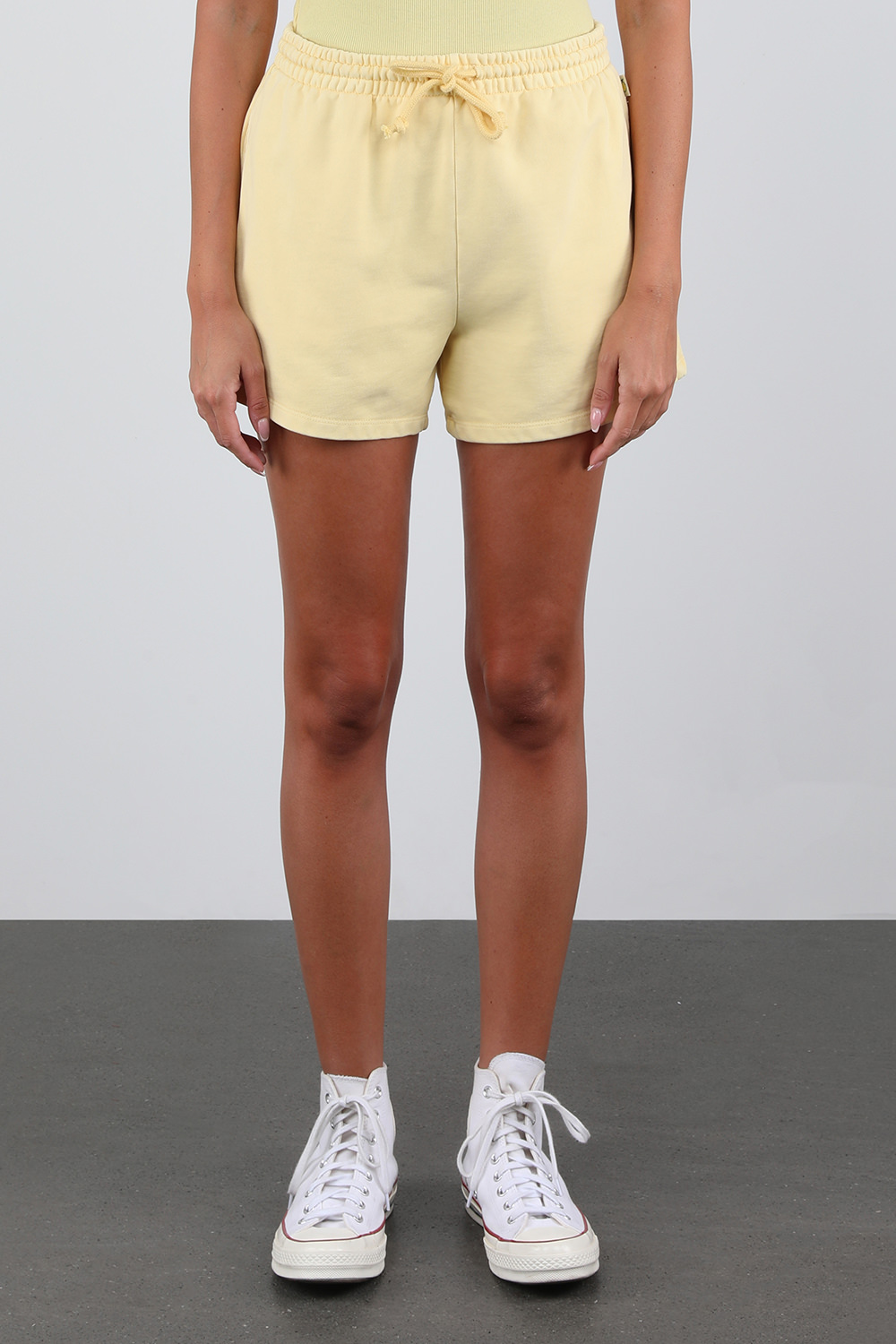 תמונת דוגמן קידמית של מכנסי ג'וג קצרים בצהוב בננה