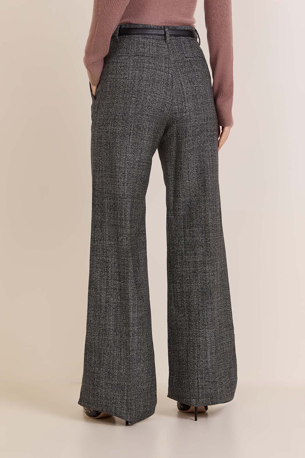 תמונת דוגמן אחורית של מכנסיים רחבים מצמר