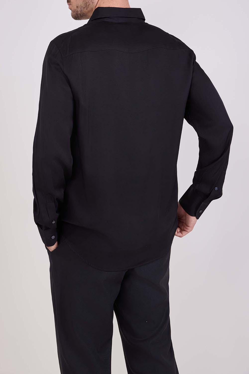 תמונת דוגמן אחורית של חולצה מכופתרת