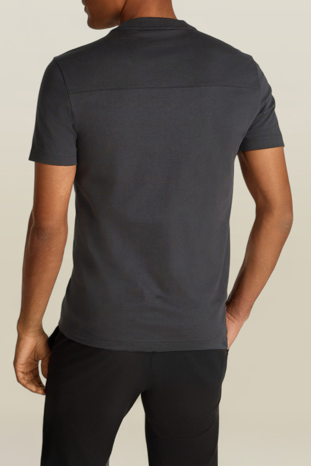 תמונת דוגמן אחורית של חולצת טי