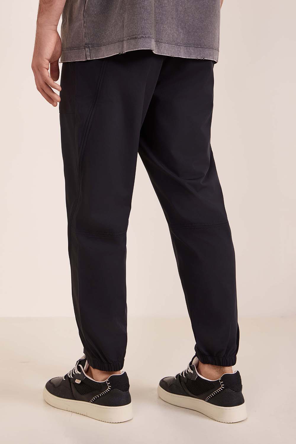 תמונת דוגמן אחורית של מכנסיים ארוכים