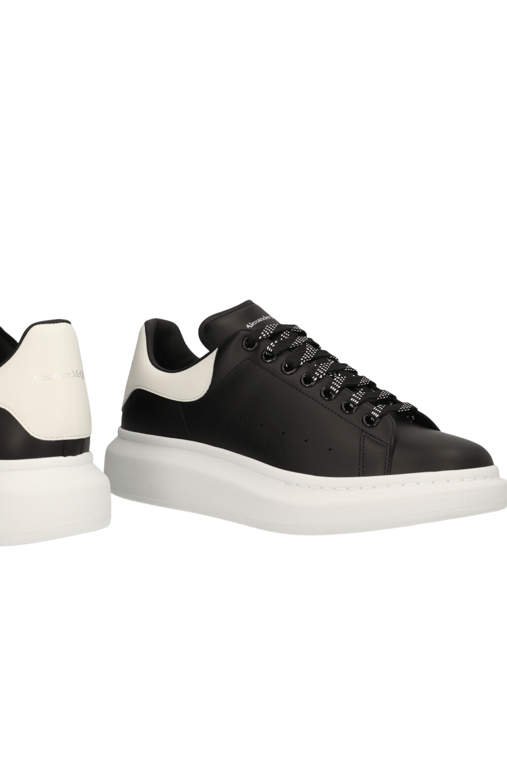 תמונת תקריב של נעלי סניקרס עור