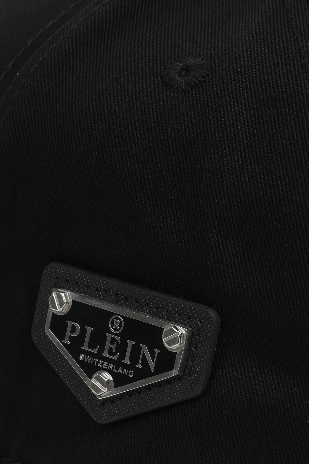 תמונת תקריב של כובע מצחייה אייקוניק בגוון שחור