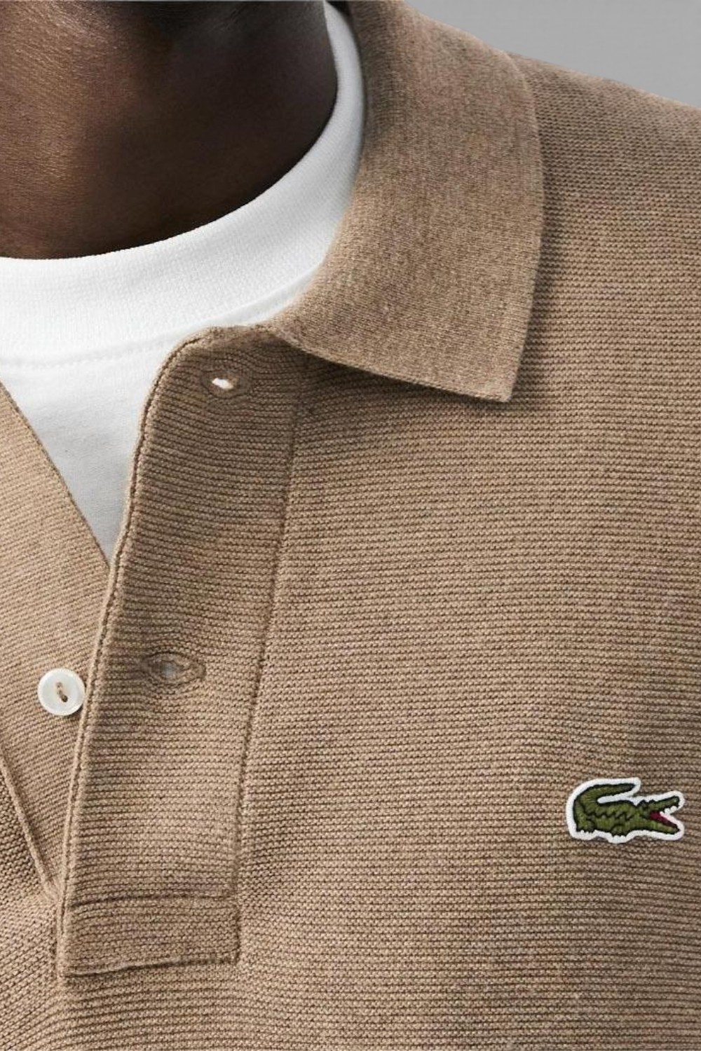 תמונת תקריב דוגמן של חולצת פולו