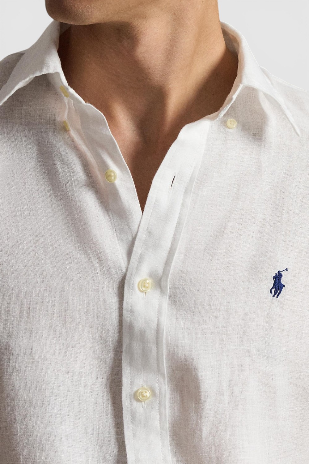 תמונת תקריב דוגמן של חולצה מכופתרת ארוכה מפשתן