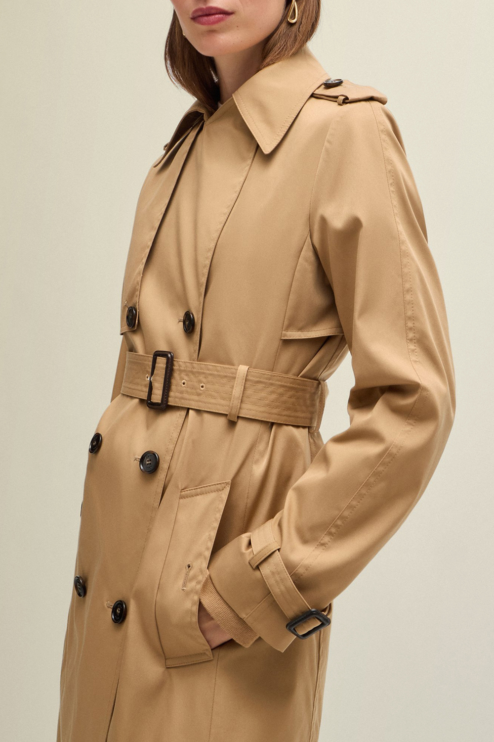 תמונת תקריב דוגמן של מעיל טרנץ'