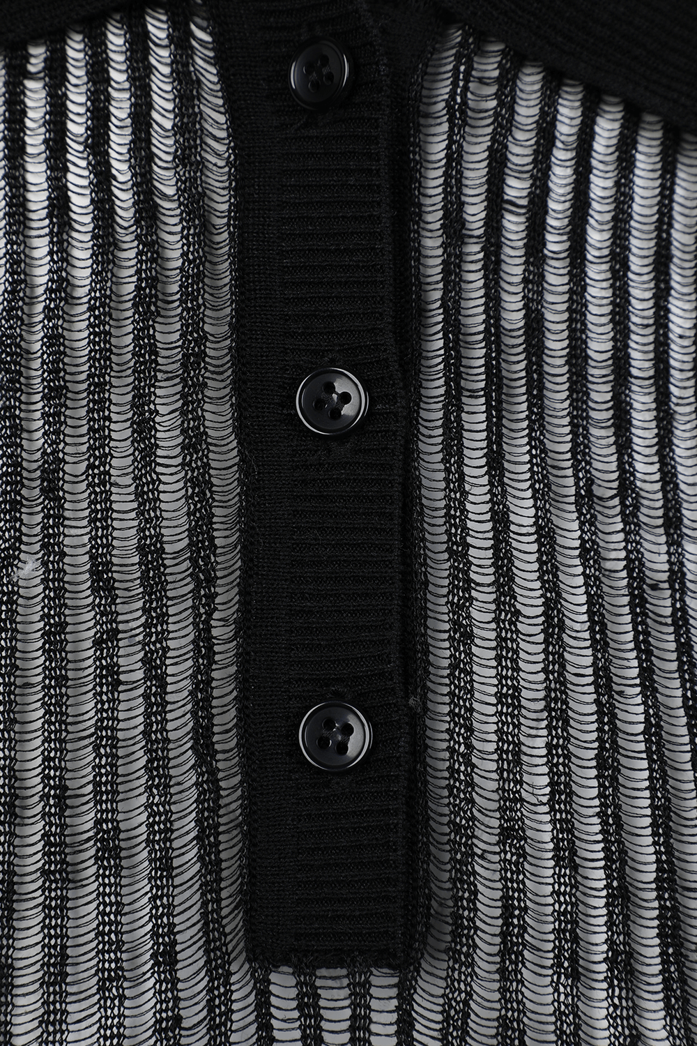 תמונה אחורית של חולצת פולו קרופ שחורה עם שרוולים קצרים מפשתן ומשי