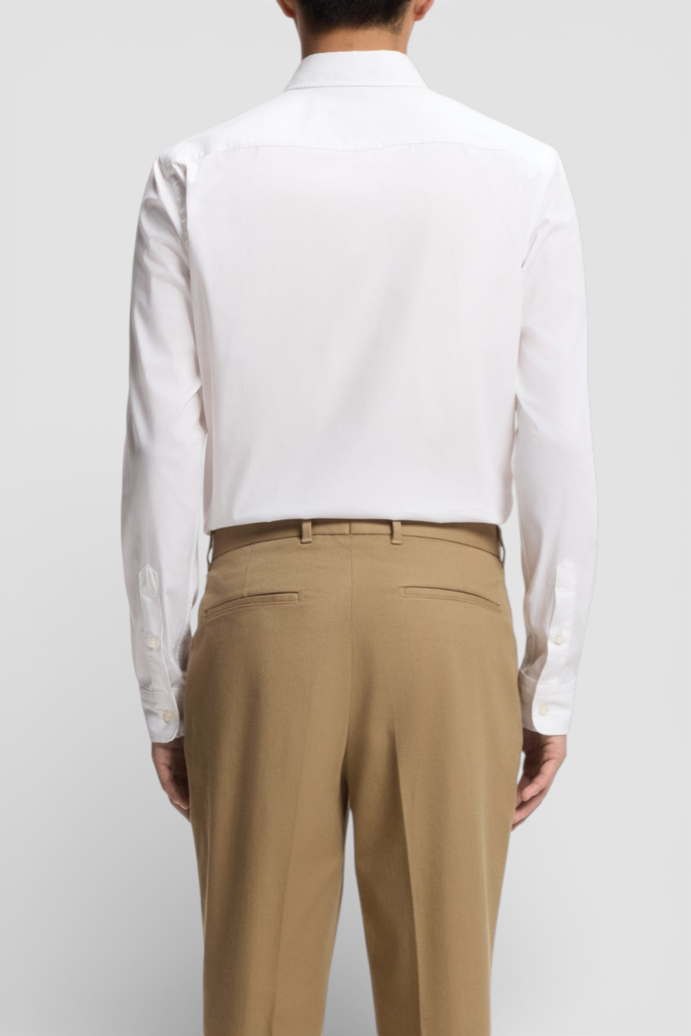 תמונת דוגמן אחורית של חולצה מכופתרת