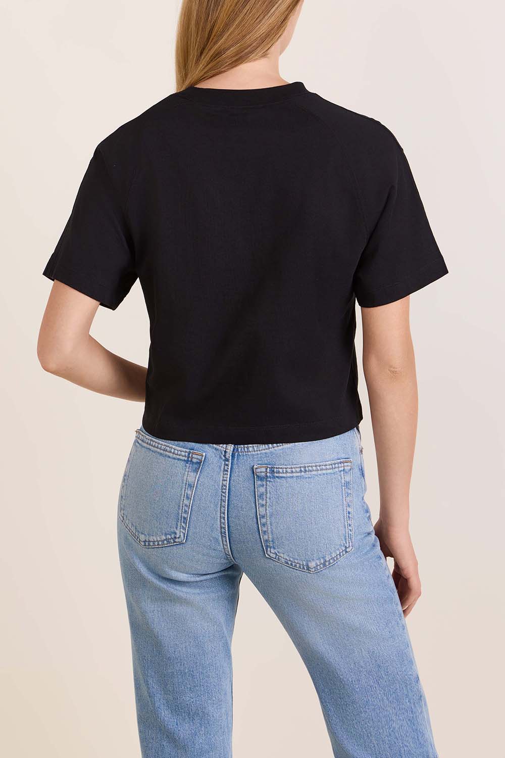 תמונת דוגמן אחורית של חולצת טי