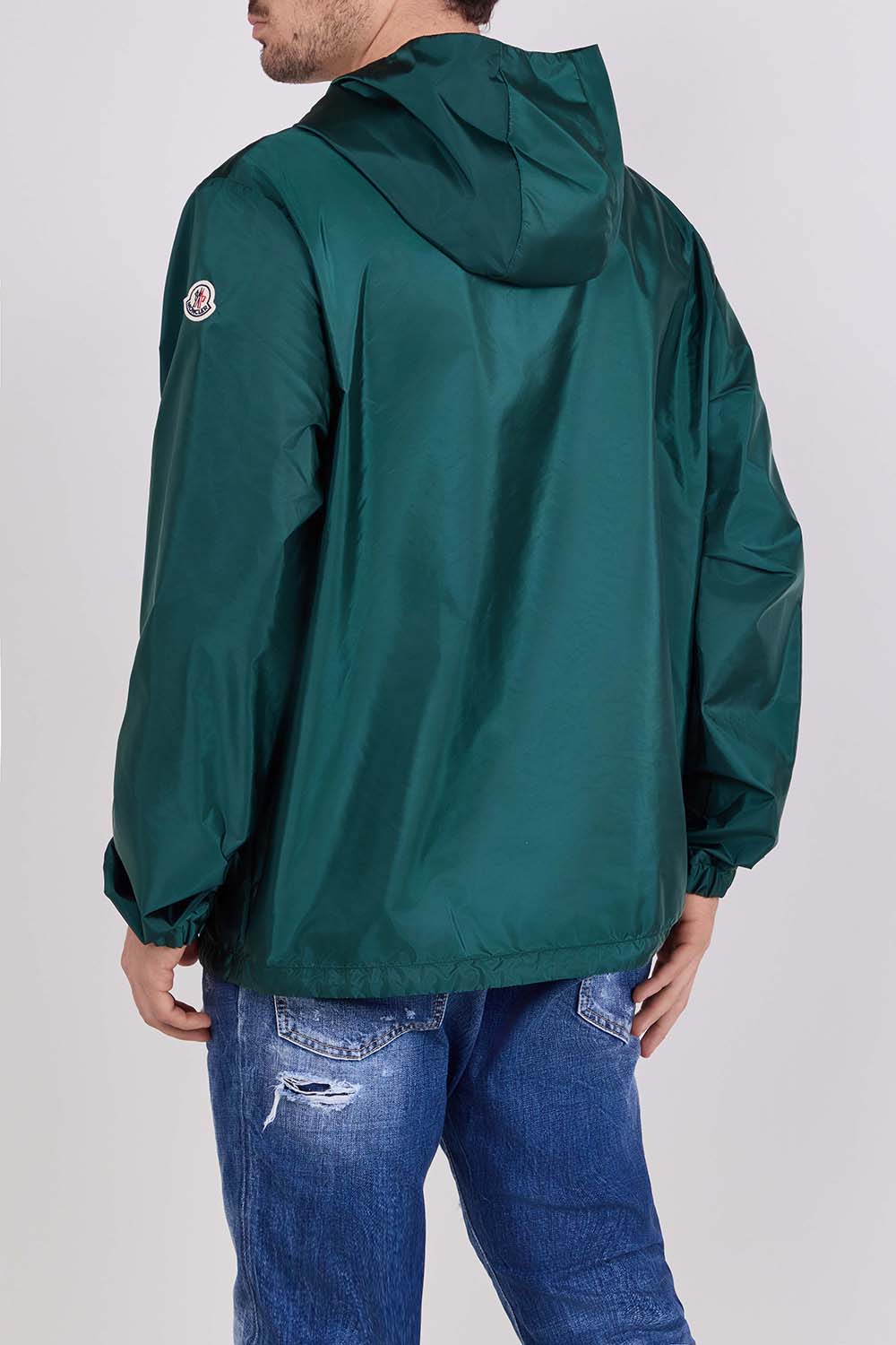 תמונת דוגמן אחורית של מעיל רוח