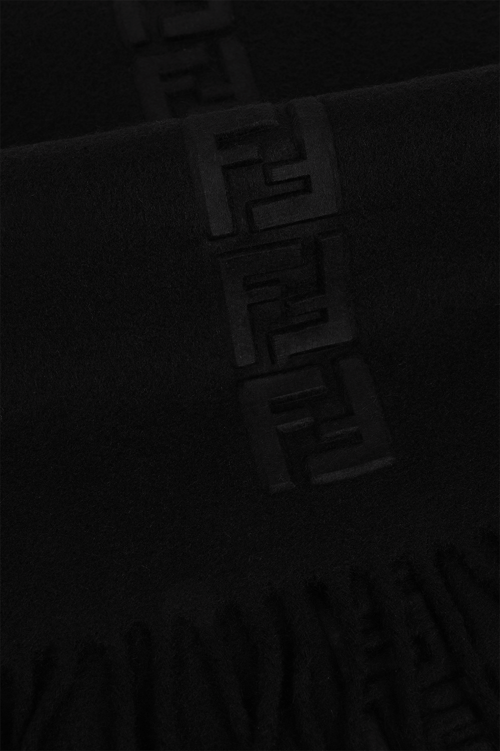 תמונה אחורית של צעיף עם קצוות פרנזים בגוון שחור