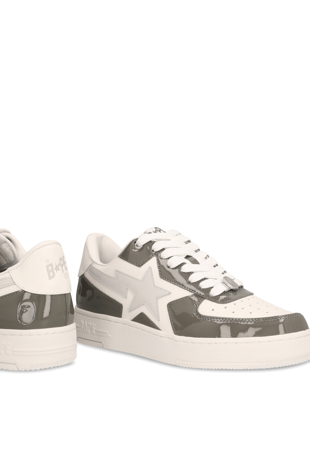 תמונת תקריב של נעלי סניקרס