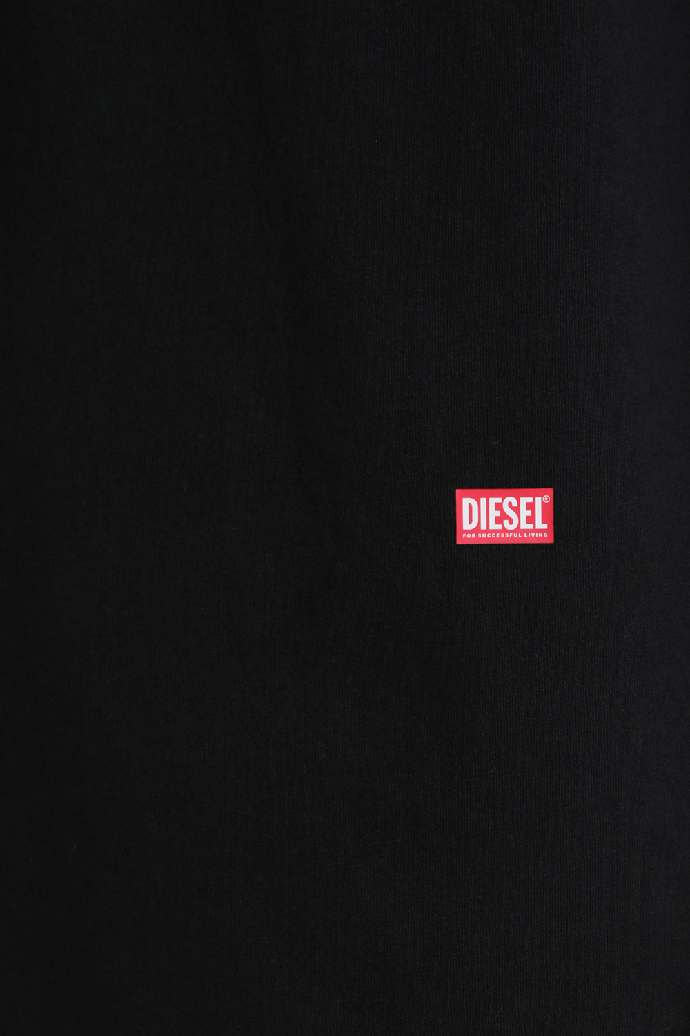 תמונת תקריב דוגמן של חולצת טי עם הדפס אחורי