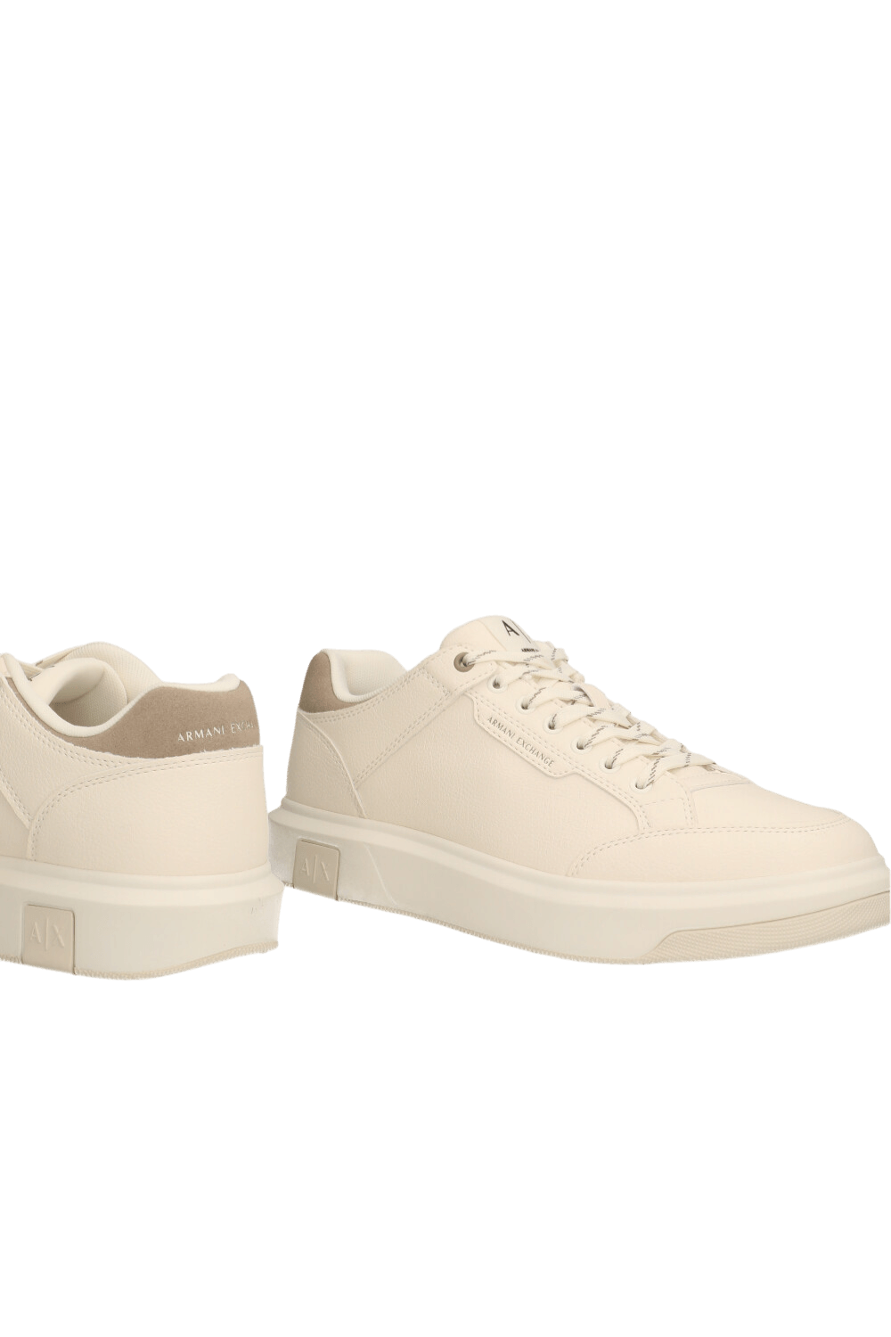 תמונת תקריב של נעלי סניקרס