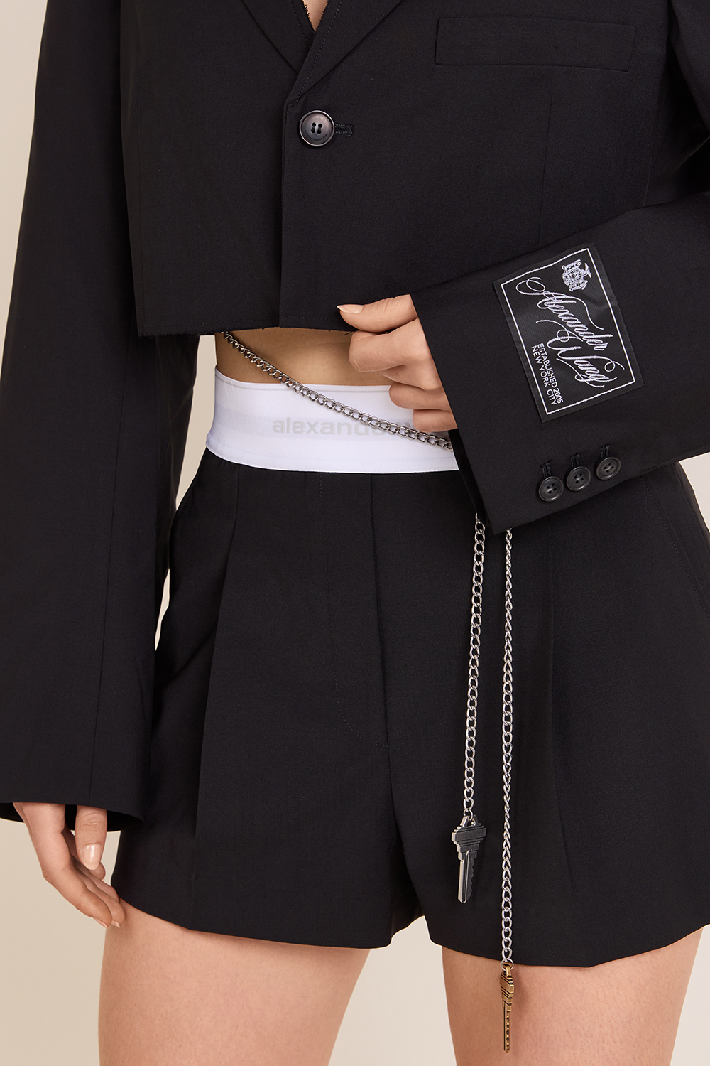 בלייזר קרופ עם שרשרת