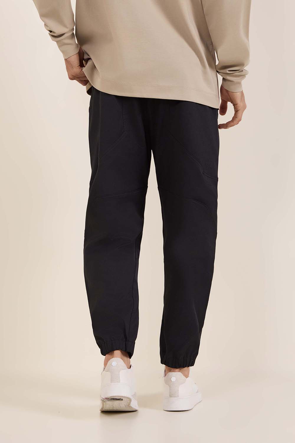 תמונת דוגמן אחורית של מכנסי קרגו