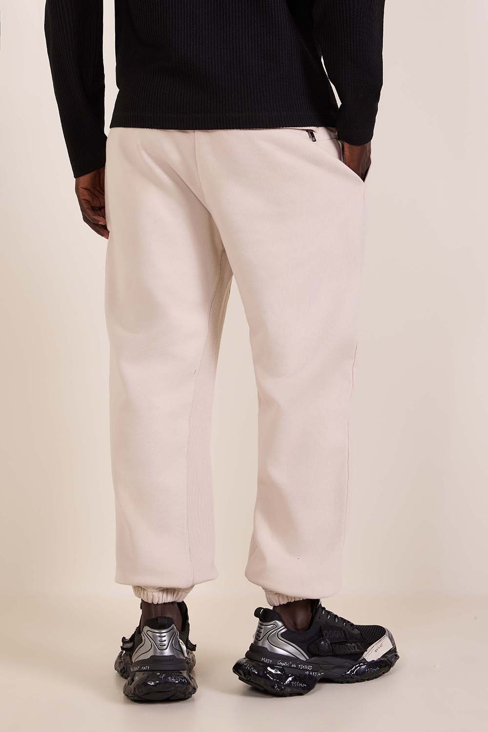 תמונת דוגמן אחורית של מכנסי ג'וגר