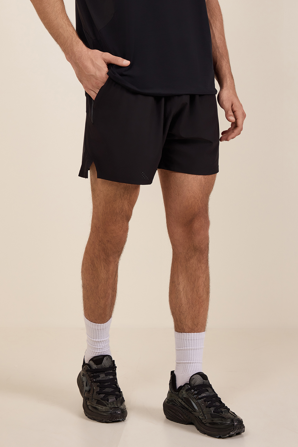 תמונת דוגמן קידמית של מכנסיים קצרים לאימון טרק 247
