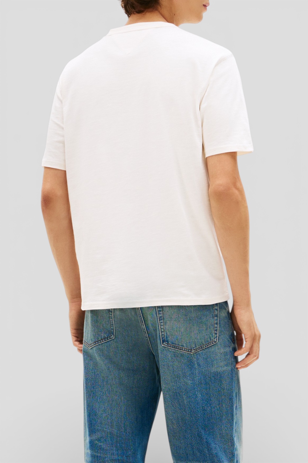 תמונת דוגמן אחורית של חולצת טי