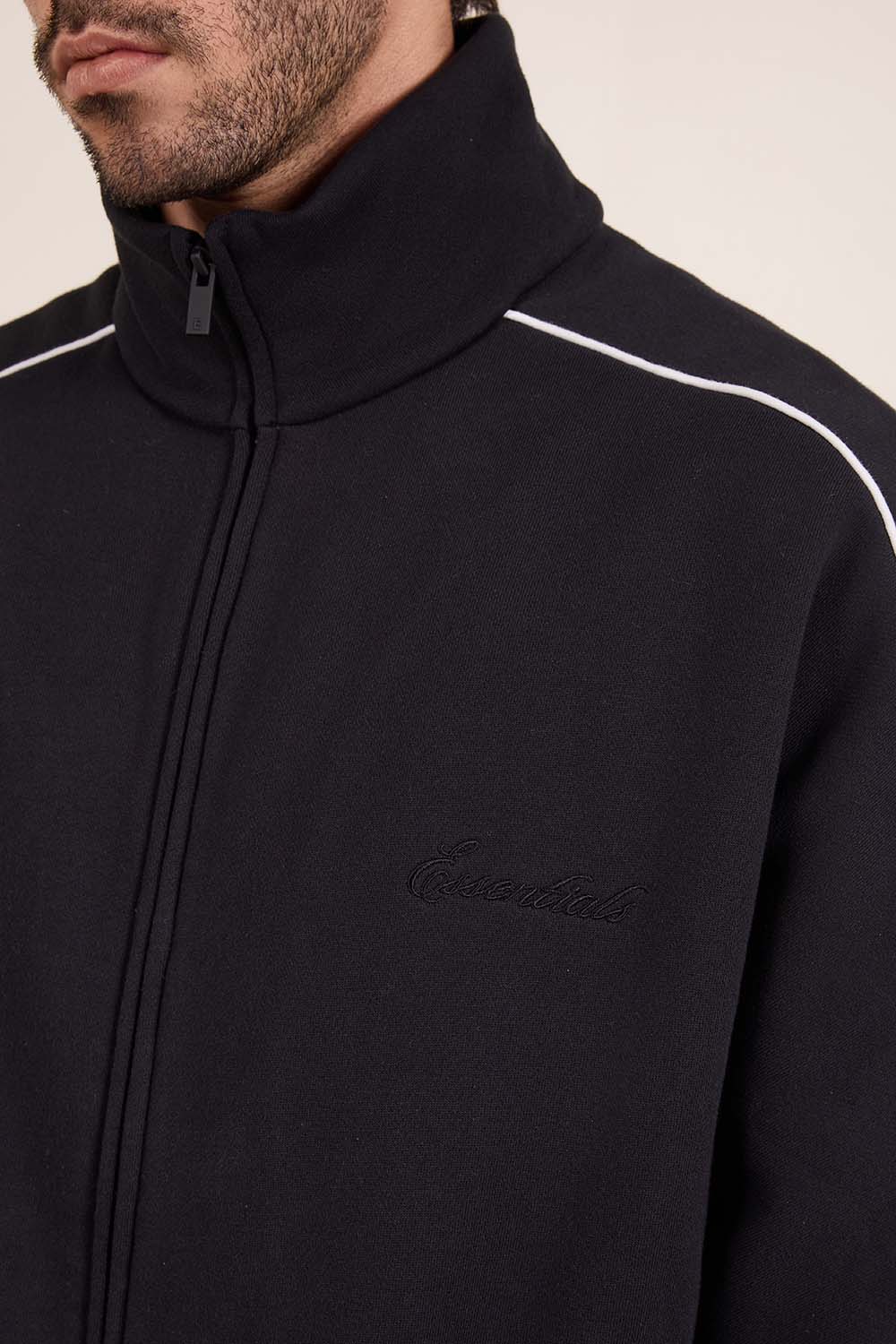 תמונת תקריב דוגמן של ז׳קט טרנינג