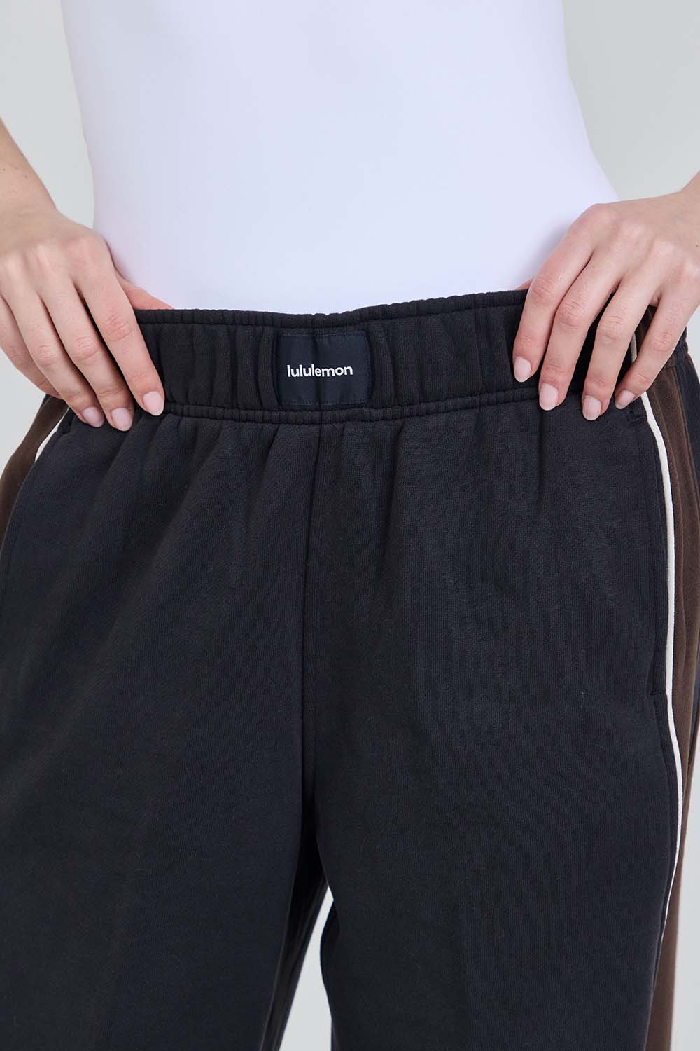 תמונת תקריב דוגמן של W Steady State OS Track Pant Stripe