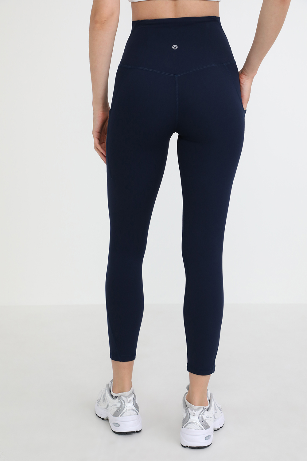 תמונת דוגמן אחורית של Align High-Rise Crop 23