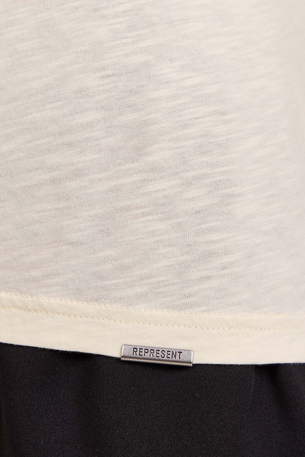 תמונת תקריב דוגמן של חולצת טי