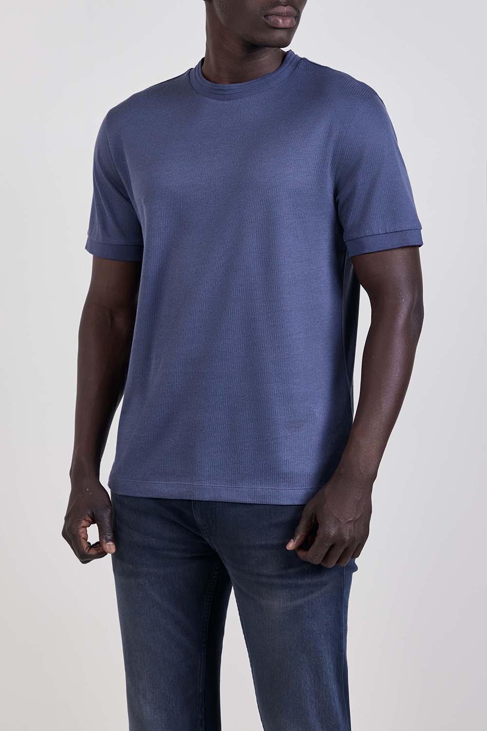 תמונת דוגמן קידמית של חולצת טי