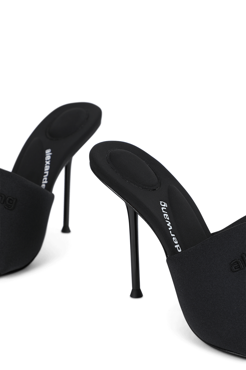 תמונת תקריב של נעלי עקב סיינה בגוון שחור