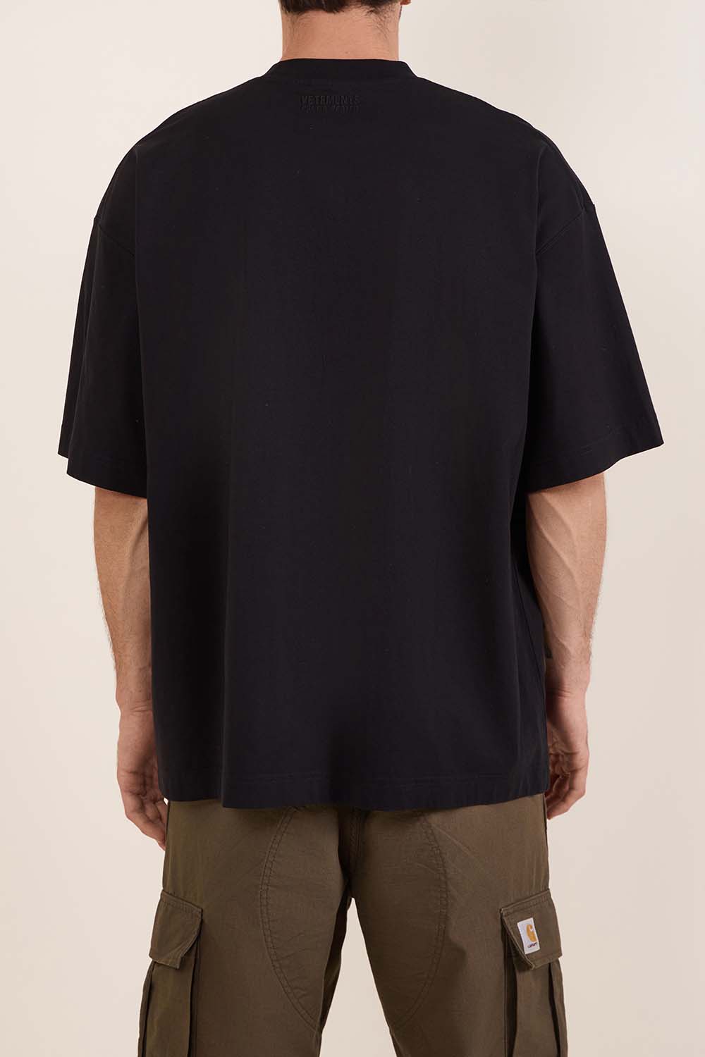 תמונת תקריב דוגמן של חולצת טי