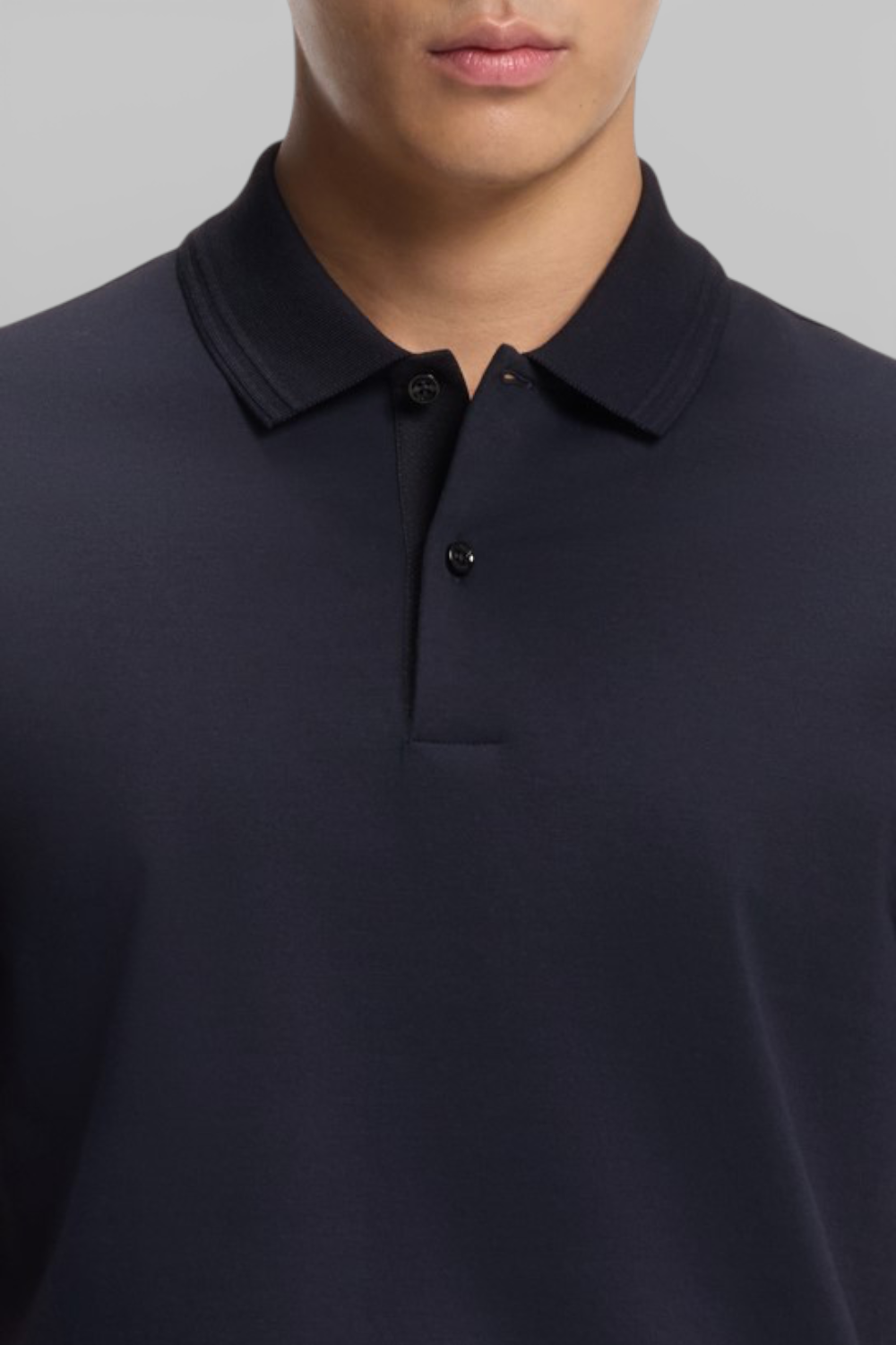 תמונת תקריב דוגמן של חולצת פולו